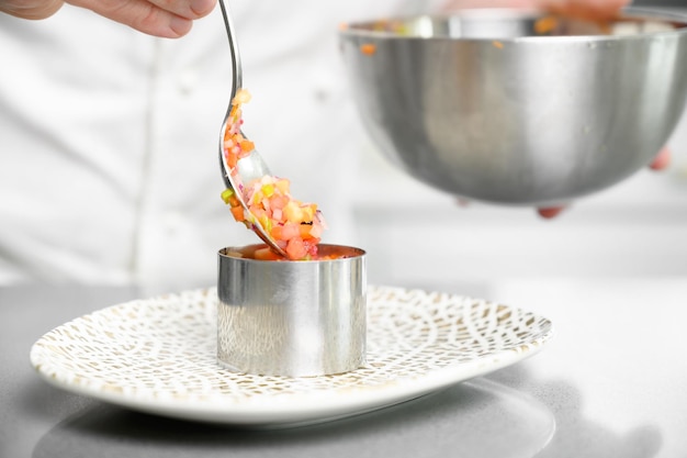 Шеф готовит блюдо